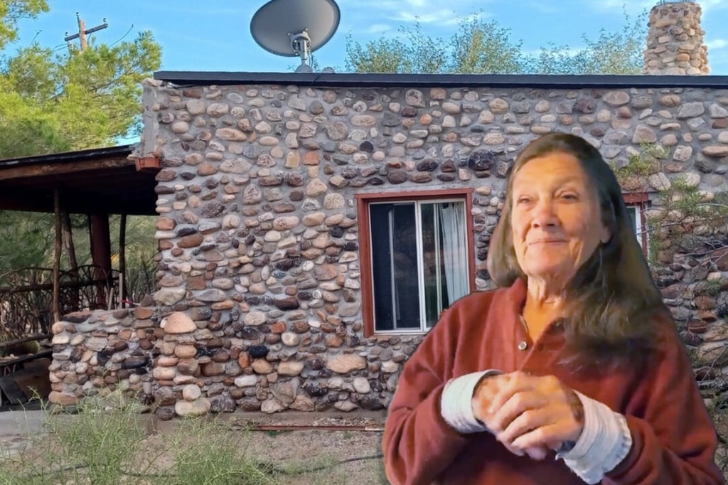 Une femme de 61 ans construit une maison en pierre à la main avec des matériaux disponibles localement et sans outils électriques