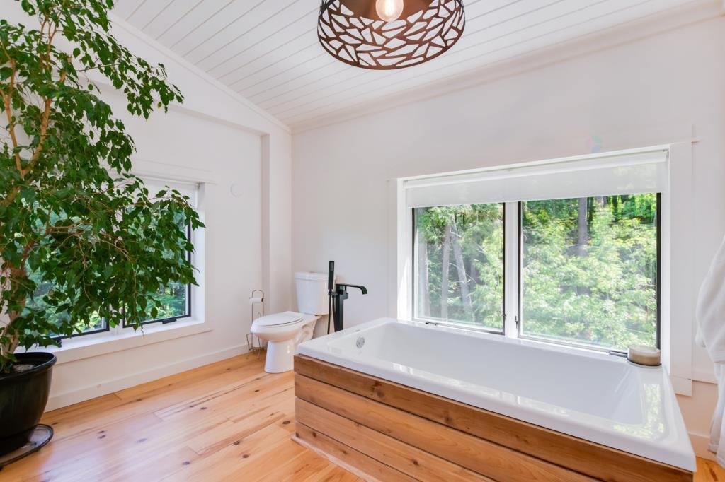 Coup de cœur extraordinaire pour cette séduisante maison au milieu des rochers et des arbres