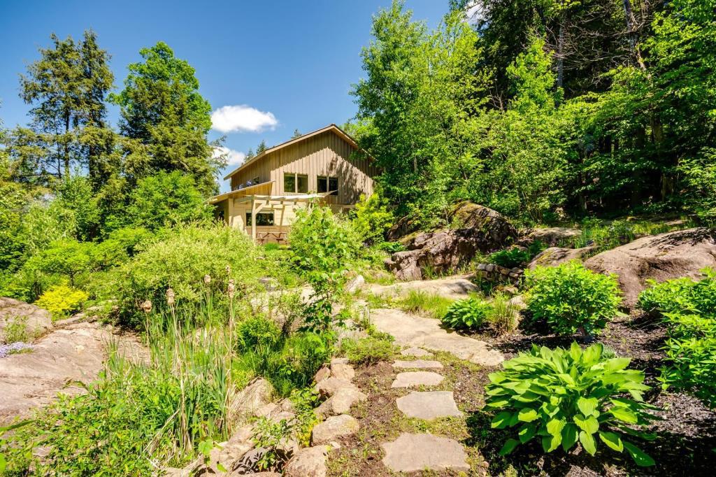 Coup de cœur extraordinaire pour cette séduisante maison au milieu des rochers et des arbres