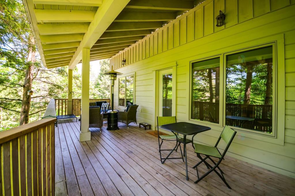 Coup de cœur extraordinaire pour cette séduisante maison au milieu des rochers et des arbres