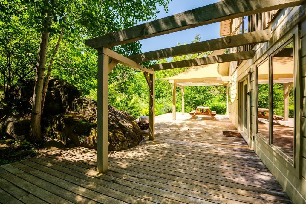 Coup de cœur extraordinaire pour cette séduisante maison au milieu des rochers et des arbres