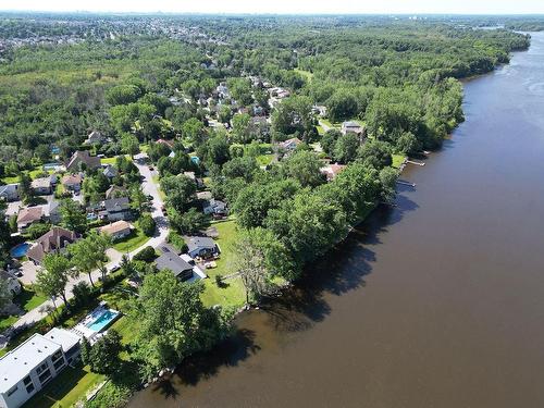 Charmante propriété de Laval située en bordure de l’eau