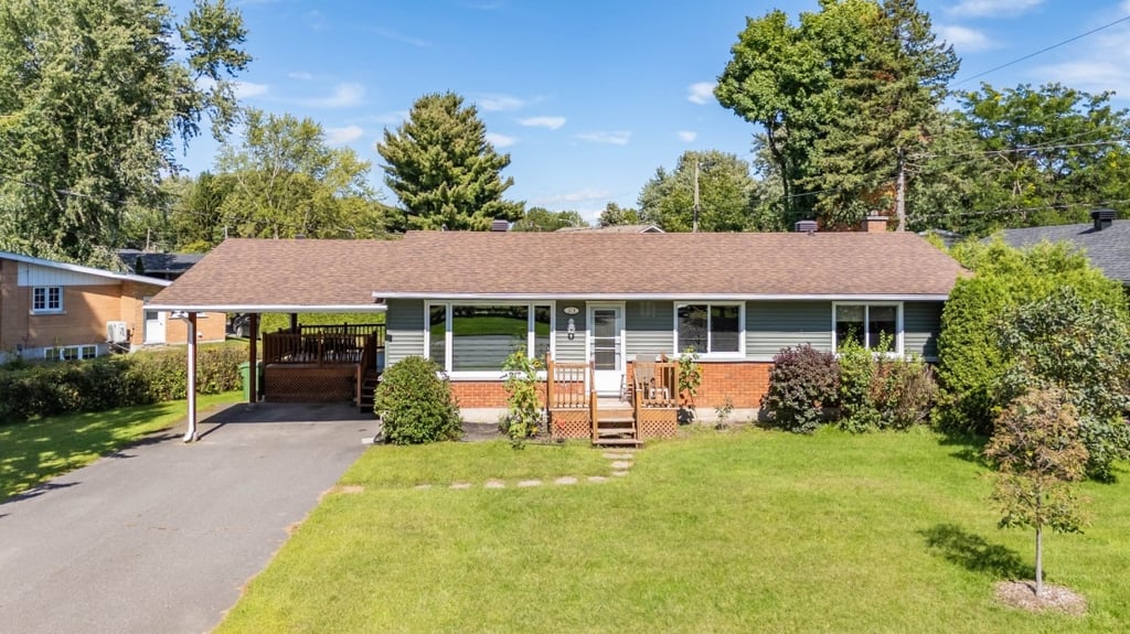 Une piscine, un terrain intime, 4 chambres à coucher et un prix de vente de 294 900 $