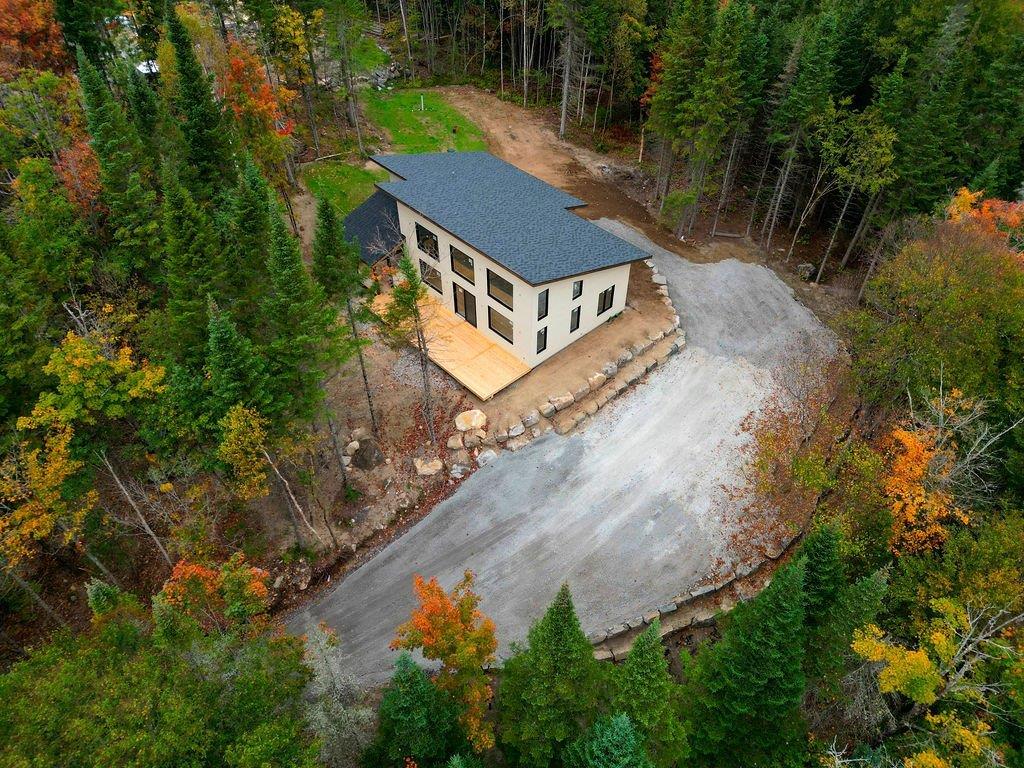 Vivez au rythme de la nature dans ce paradis boisé de près de 60 000 pi²