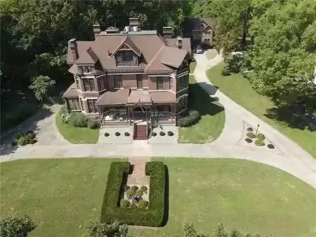 Ce couple achète une maison de 1885 et découvre ensuite plusieurs trésors à l’intérieur