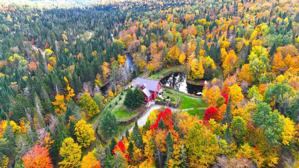 Spectaculaire résidence sise sur une immense terre de 105 acres entourée de montagnes