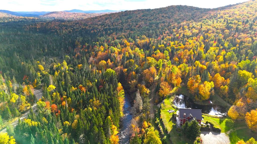 Spectaculaire résidence sise sur une immense terre de 105 acres entourée de montagnes