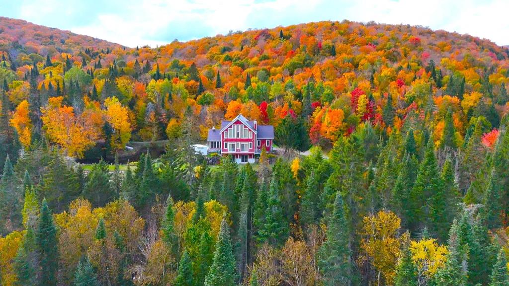 Spectaculaire résidence sise sur une immense terre de 105 acres entourée de montagnes