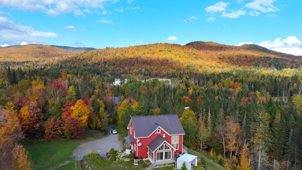 Spectaculaire résidence sise sur une immense terre de 105 acres entourée de montagnes