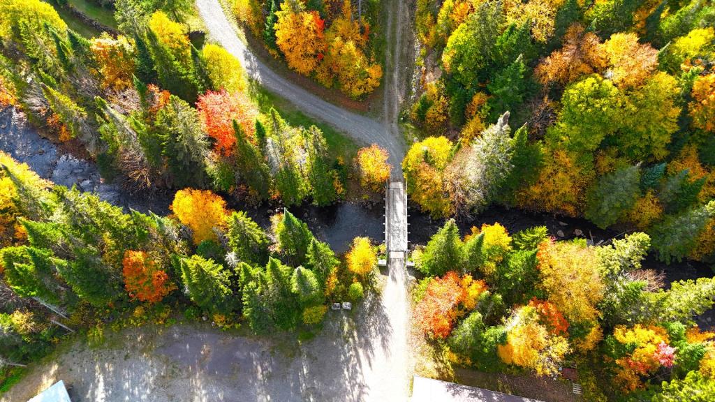 Spectaculaire résidence sise sur une immense terre de 105 acres entourée de montagnes