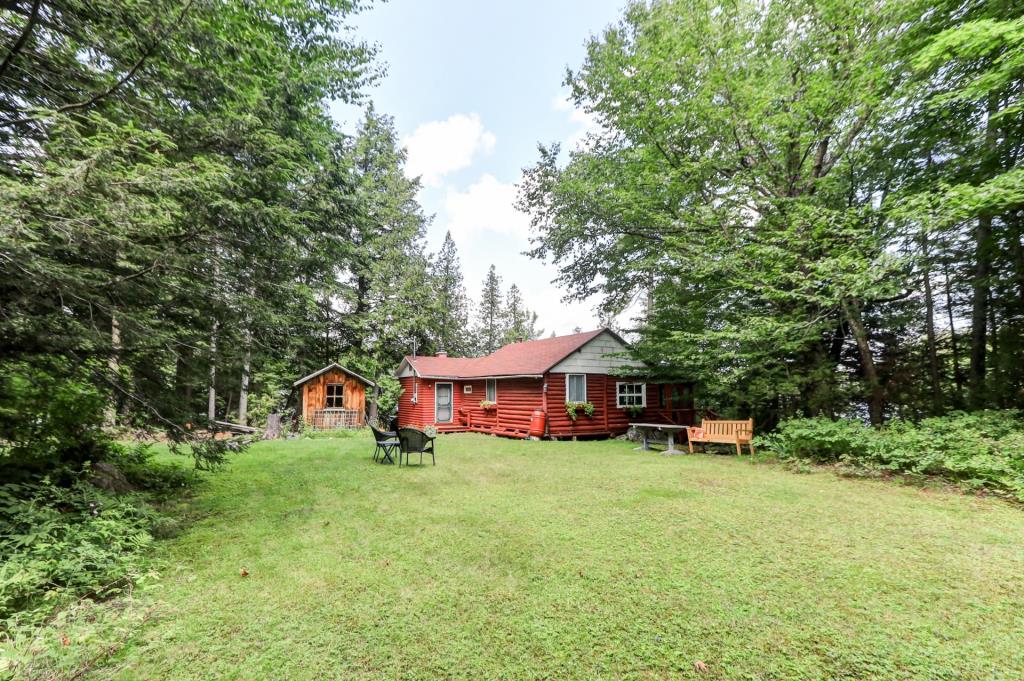 Charmant chalet en rondins sur la rive d'un lac paisible à 1 heure de Montréal