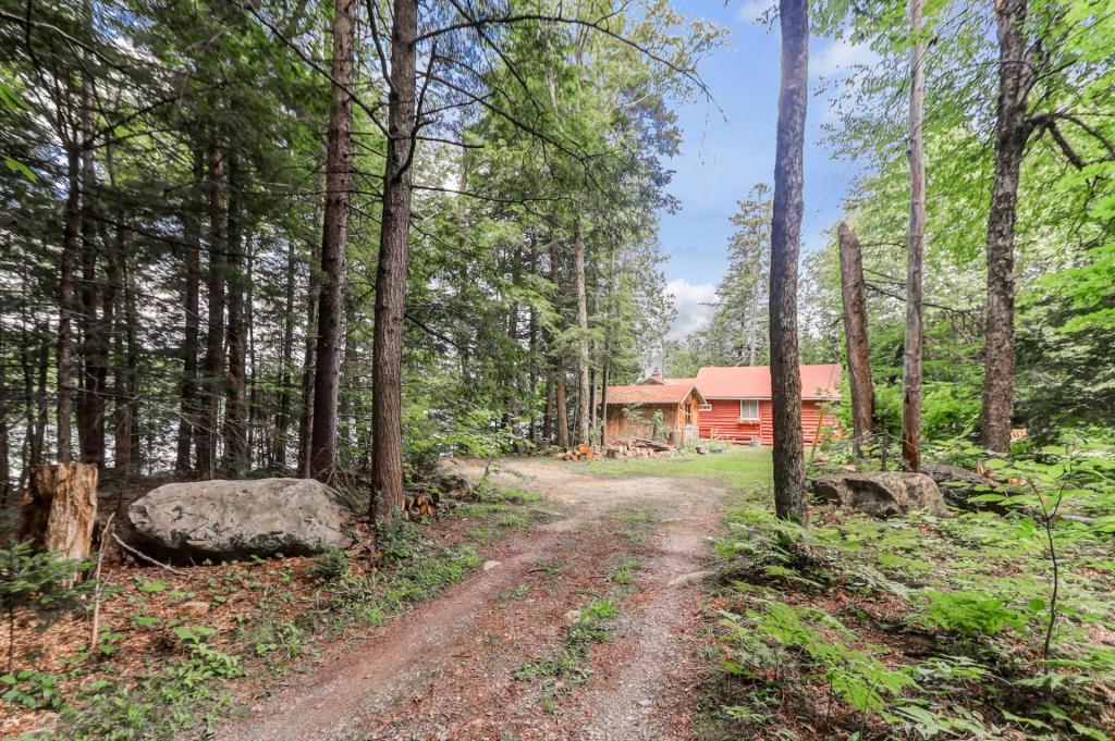 Charmant chalet en rondins sur la rive d'un lac paisible à 1 heure de Montréal