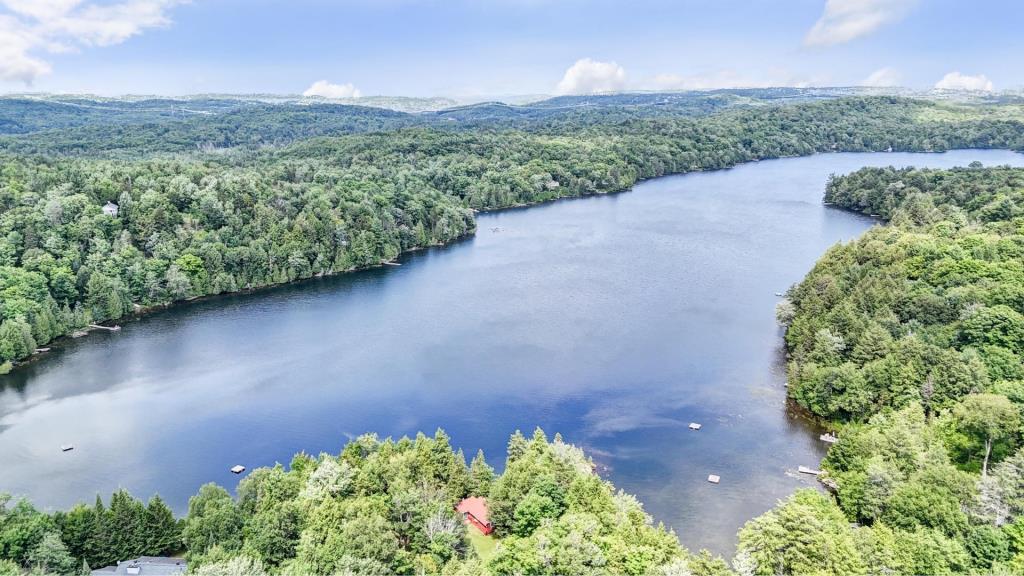 Charmant chalet en rondins sur la rive d'un lac paisible à 1 heure de Montréal