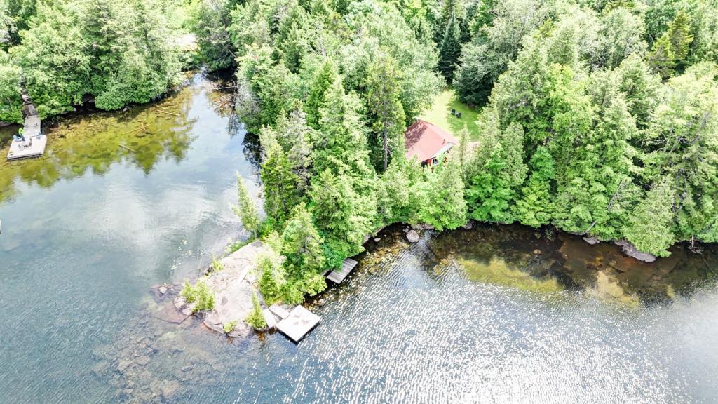 Charmant chalet en rondins sur la rive d'un lac paisible à 1 heure de Montréal