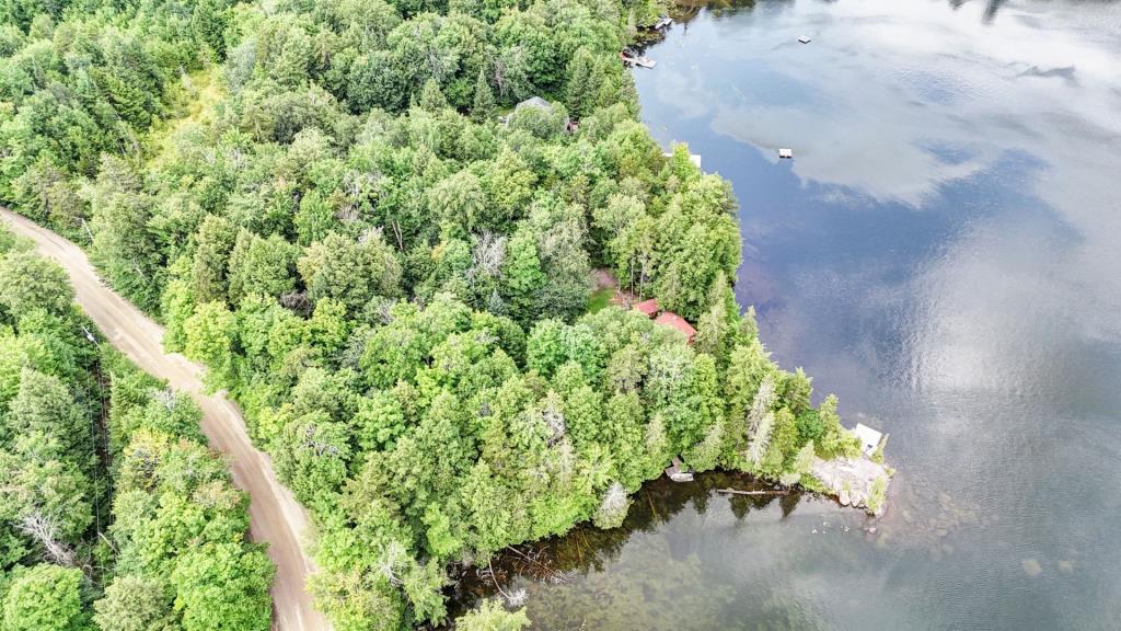 Charmant chalet en rondins sur la rive d'un lac paisible à 1 heure de Montréal