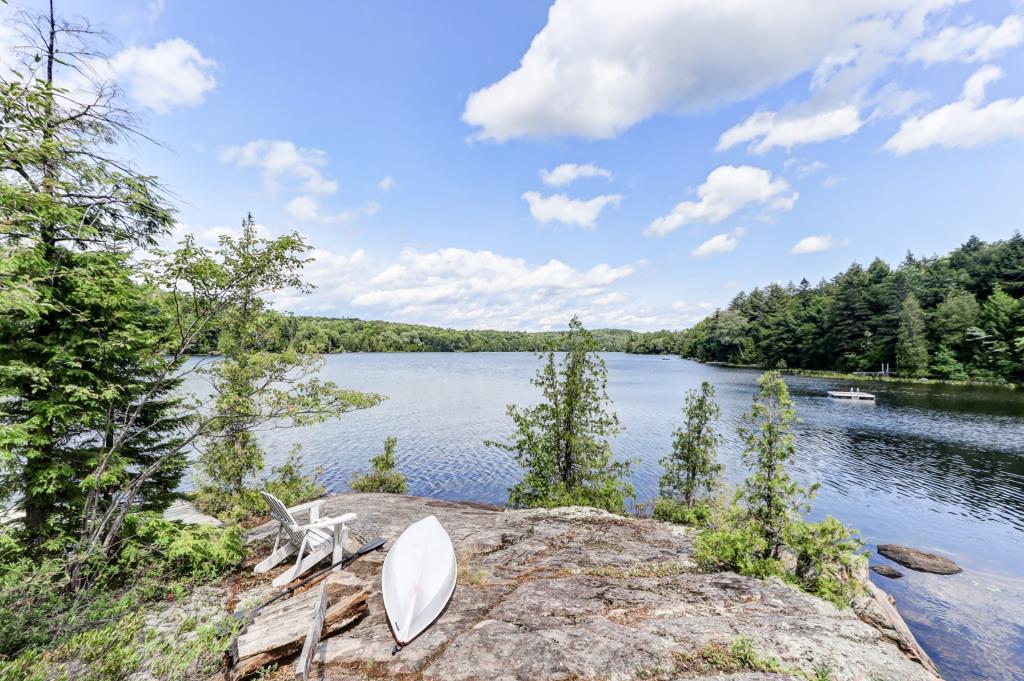 Charmant chalet en rondins sur la rive d'un lac paisible à 1 heure de Montréal