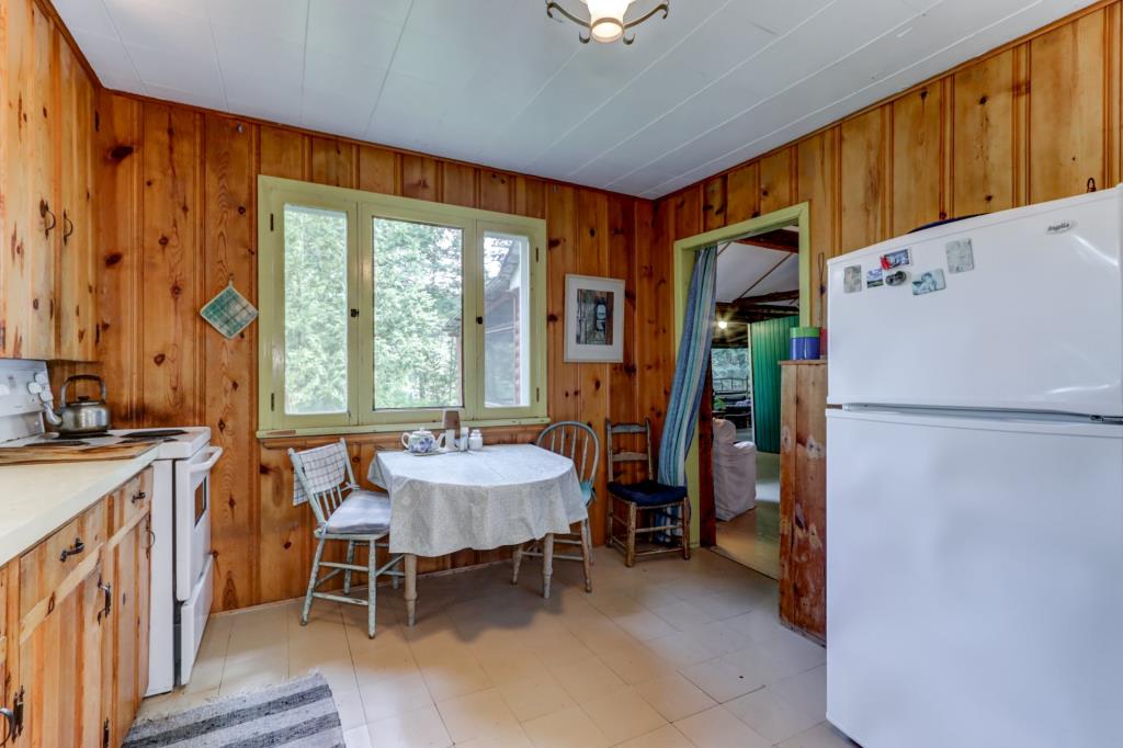 Charmant chalet en rondins sur la rive d'un lac paisible à 1 heure de Montréal