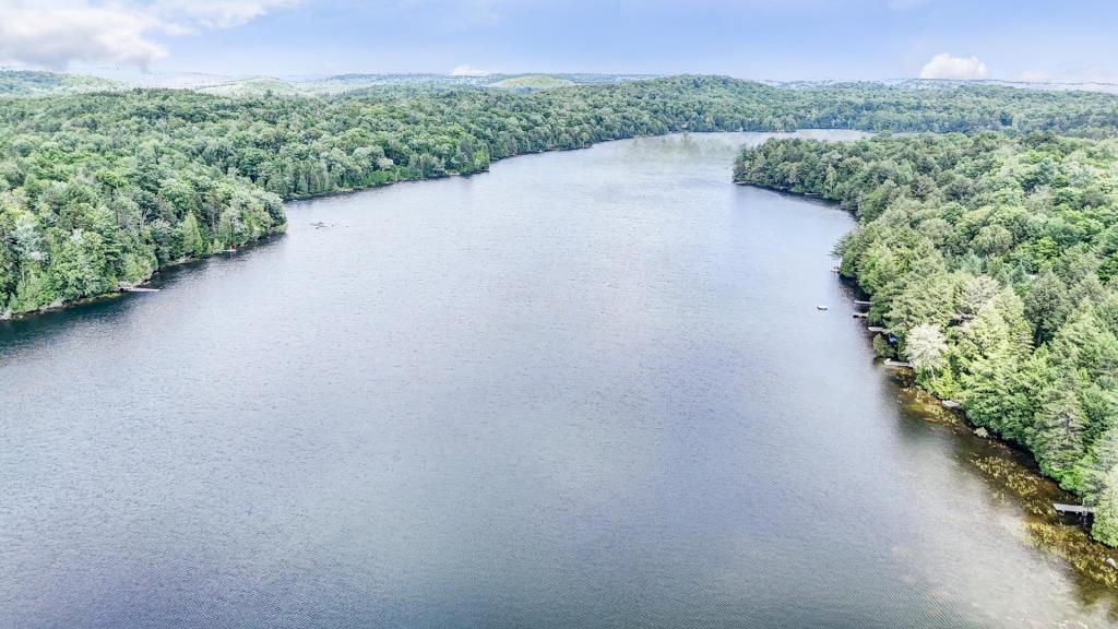 Charmant chalet en rondins sur la rive d'un lac paisible à 1 heure de Montréal