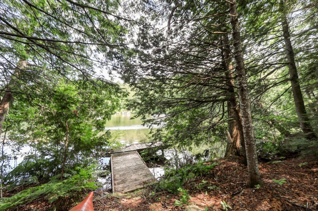 Charmant chalet en rondins sur la rive d'un lac paisible à 1 heure de Montréal