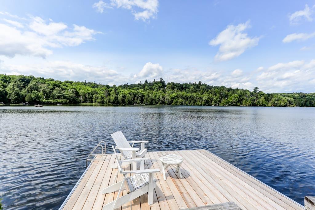 Charmant chalet en rondins sur la rive d'un lac paisible à 1 heure de Montréal