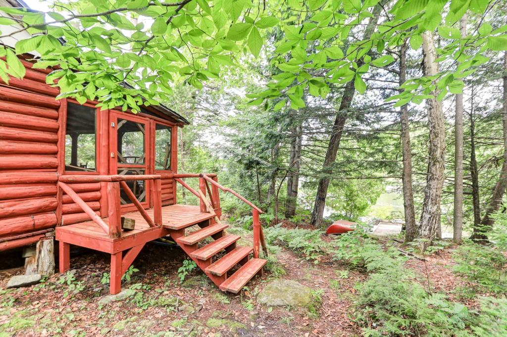 Charmant chalet en rondins sur la rive d'un lac paisible à 1 heure de Montréal