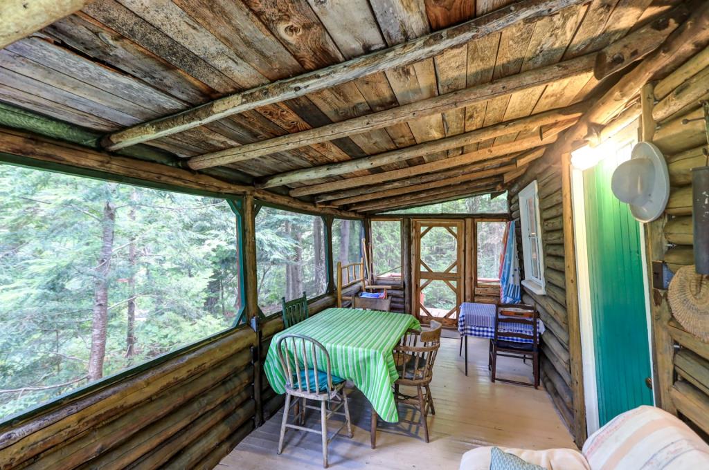 Charmant chalet en rondins sur la rive d'un lac paisible à 1 heure de Montréal