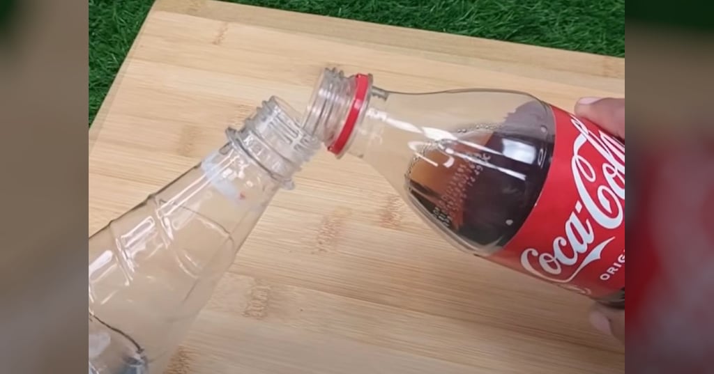 Une maman fait un mélange de Coca-Cola et d’autres ingrédients pour un nettoyage incroyablement efficace