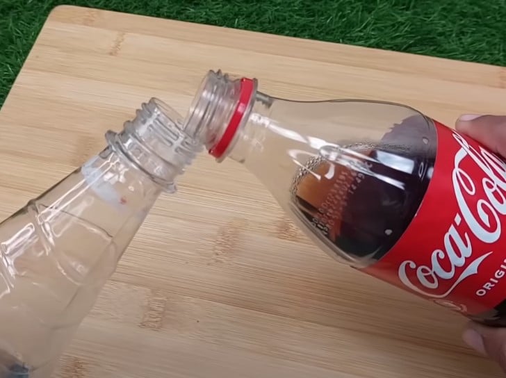 Une maman fait un mélange de Coca-Cola et d’autres ingrédients pour un nettoyage incroyablement efficace