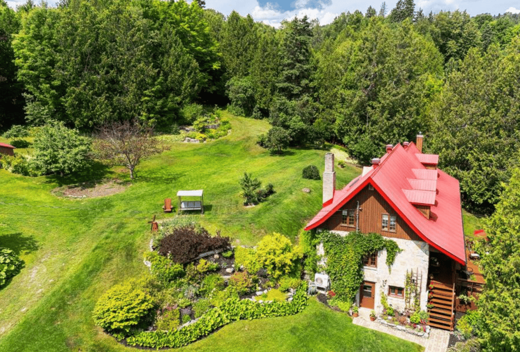 Belle d'autrefois avec petite cabane à sucre au pied d'une chute