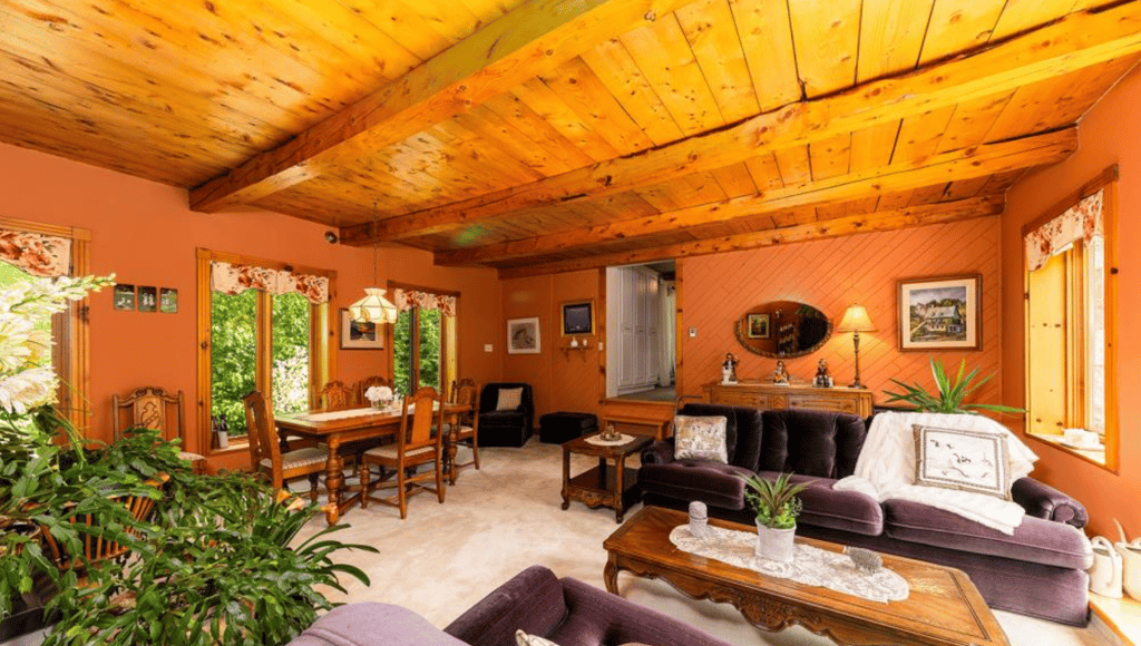 Belle d'autrefois avec petite cabane à sucre au pied d'une chute