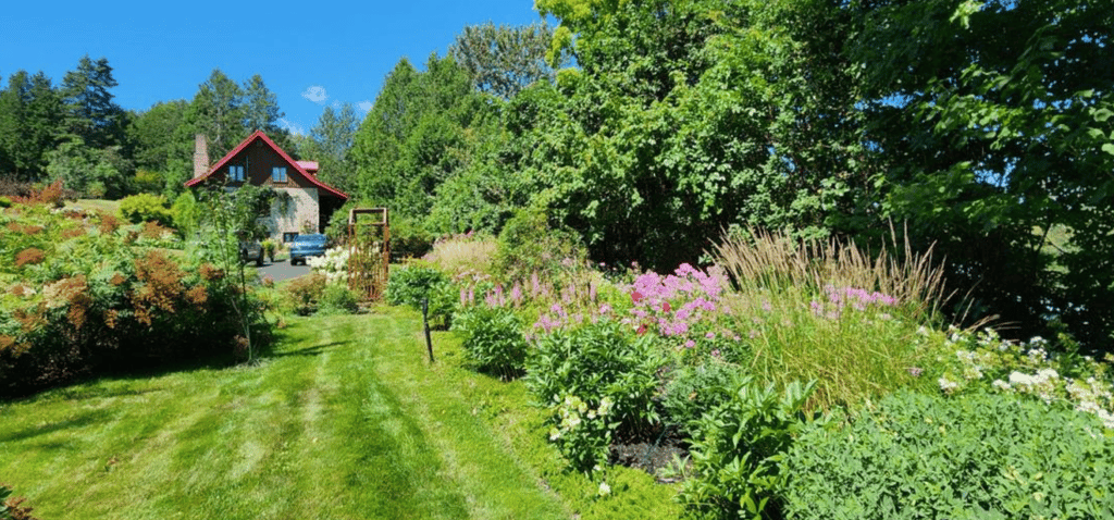 Belle d'autrefois avec petite cabane à sucre au pied d'une chute