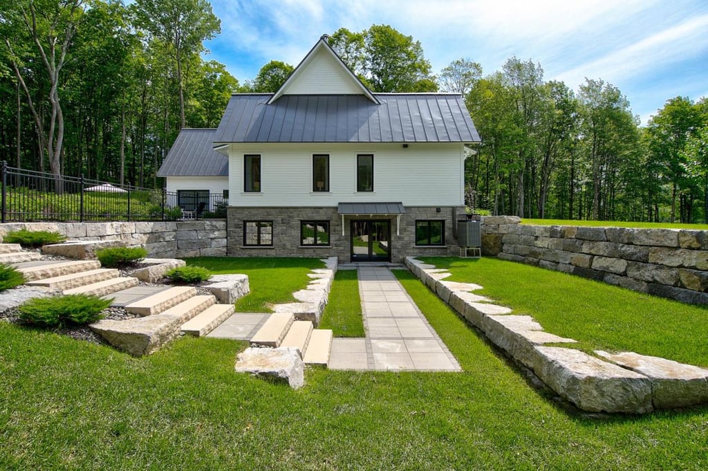 Magnifique farmhouse de Bromont sise sur un domaine de plus de 370 000 pi²