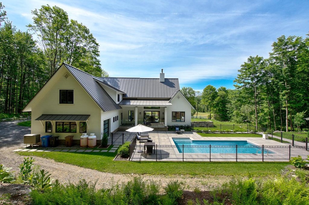 Magnifique farmhouse de Bromont sise sur un domaine de plus de 370 000 pi²