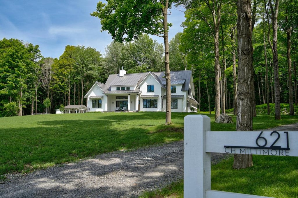 Magnifique farmhouse de Bromont sise sur un domaine de plus de 370 000 pi²