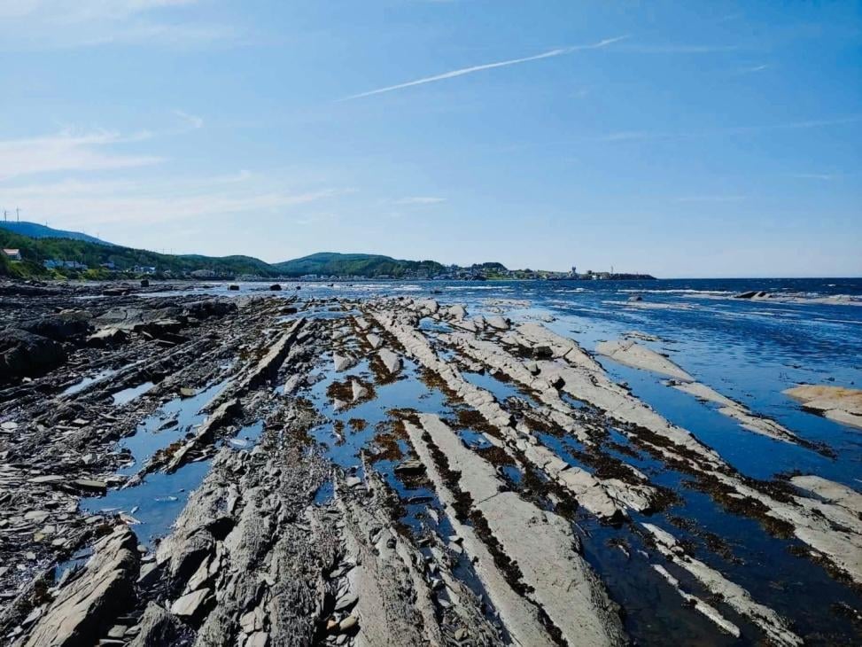 Profitez d’une vue panoramique sur la mer et d’un accès à la plage