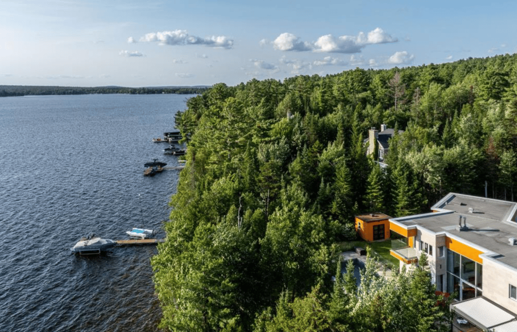 Luxueuse propriété sur le bord de l'eau au coeur de l'Estrie