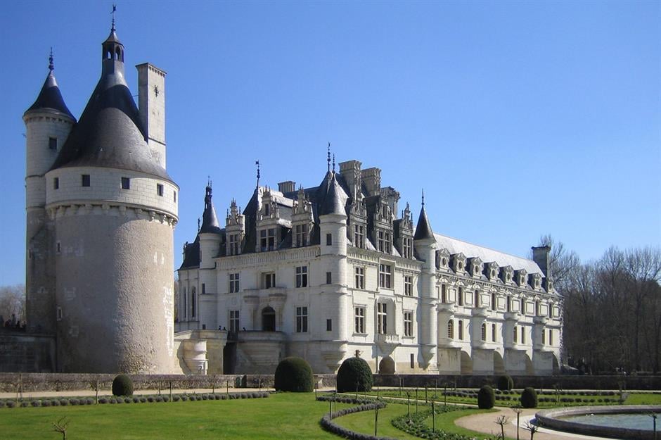 L’étrange histoire d’un village de petits châteaux abandonnés 