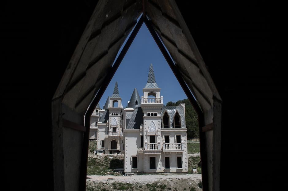 L’étrange histoire d’un village de petits châteaux abandonnés 