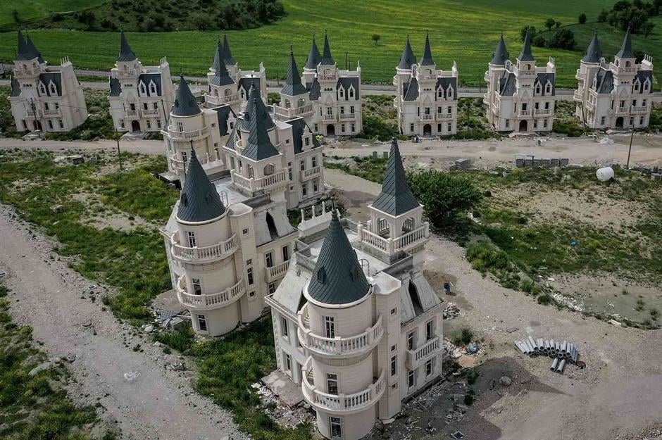 L’étrange histoire d’un village de petits châteaux abandonnés 