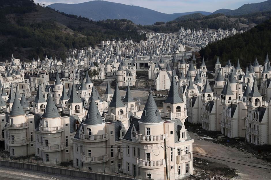 L’étrange histoire d’un village de petits châteaux abandonnés 