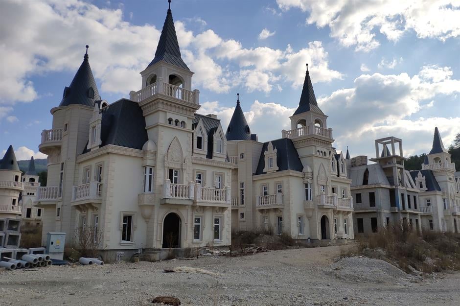 L’étrange histoire d’un village de petits châteaux abandonnés 