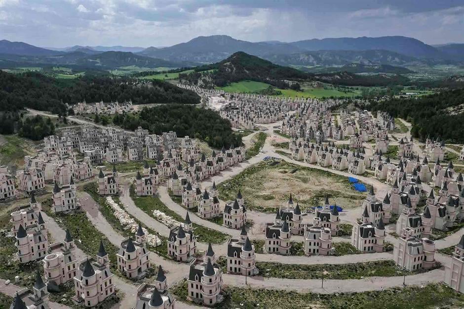 L’étrange histoire d’un village de petits châteaux abandonnés 