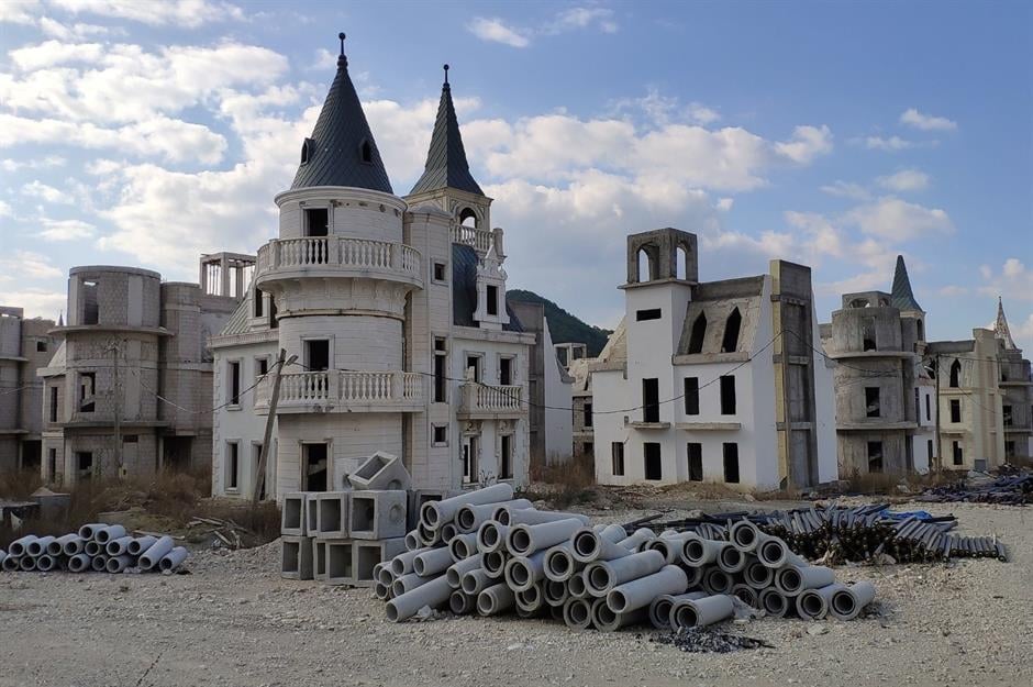 L’étrange histoire d’un village de petits châteaux abandonnés 