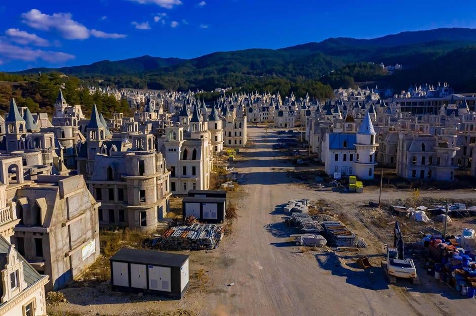 L’étrange histoire d’un village de petits châteaux abandonnés 