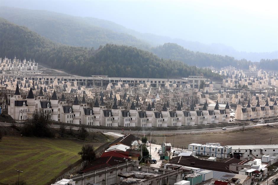 L’étrange histoire d’un village de petits châteaux abandonnés 