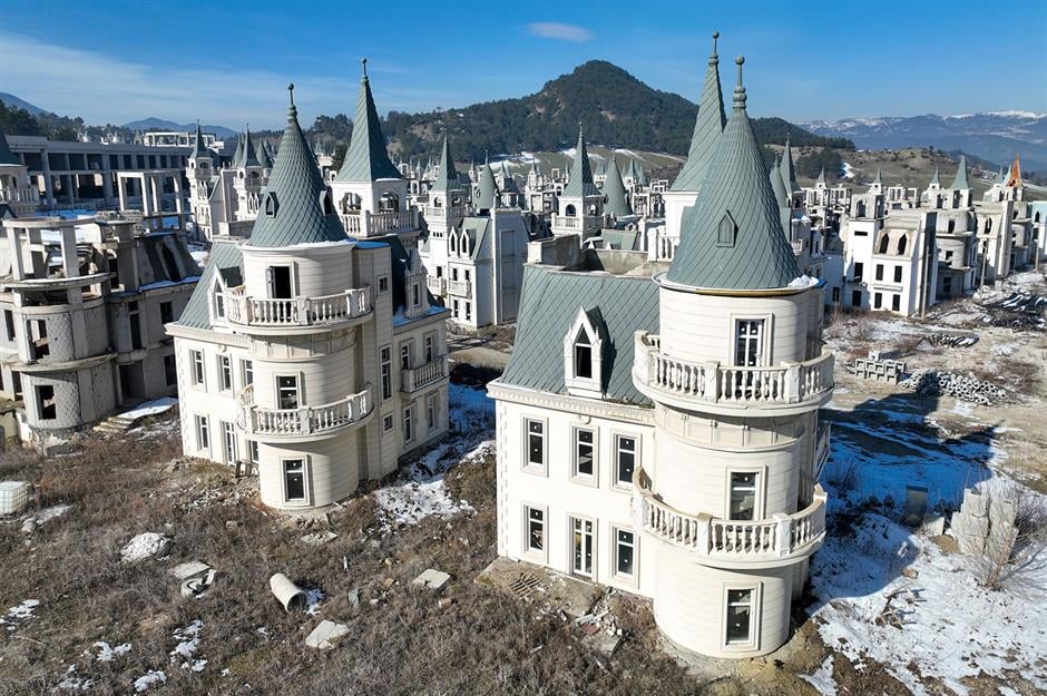 L’étrange histoire d’un village de petits châteaux abandonnés 