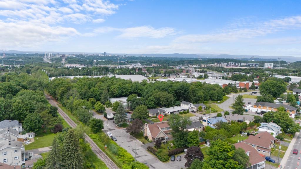 Immense résidence élégamment rénovée accompagnée d'une cour intime avec piscine