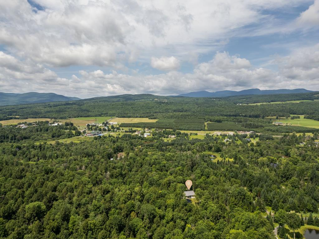 Vendu meublé! Bijou tout neuf de 2024 dans un pittoresque décor naturel