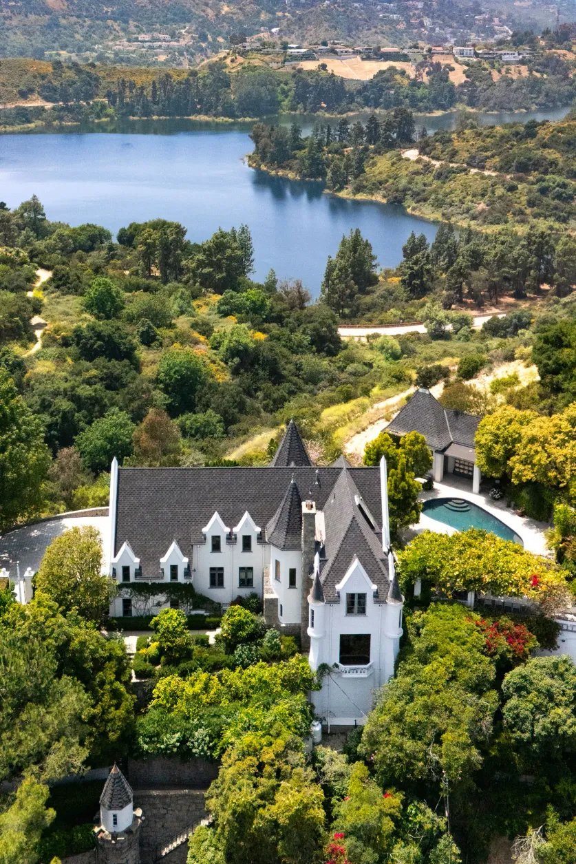 Les Beatles, Marlon Brando et plusieurs autres célébrités ont tour à tour habité cette luxueuse résidence 