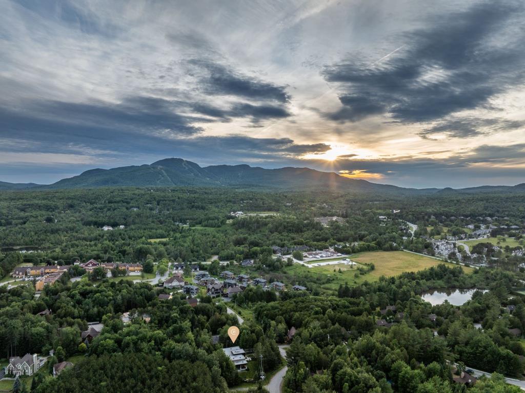 Beauté contemporaine en pleine nature avec vue sur la montagne